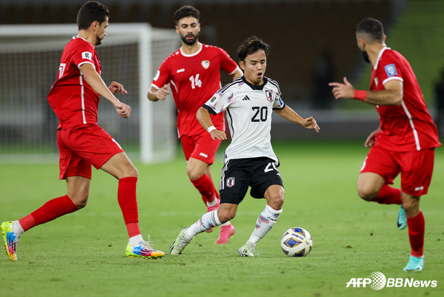 일본 대표팀의 쿠보 타케후사(가운데 흰색 유니폼). /AFPBBNews=뉴스1