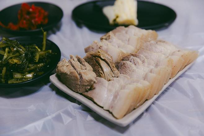 명태무침과 즐기는 편육도 일품이다