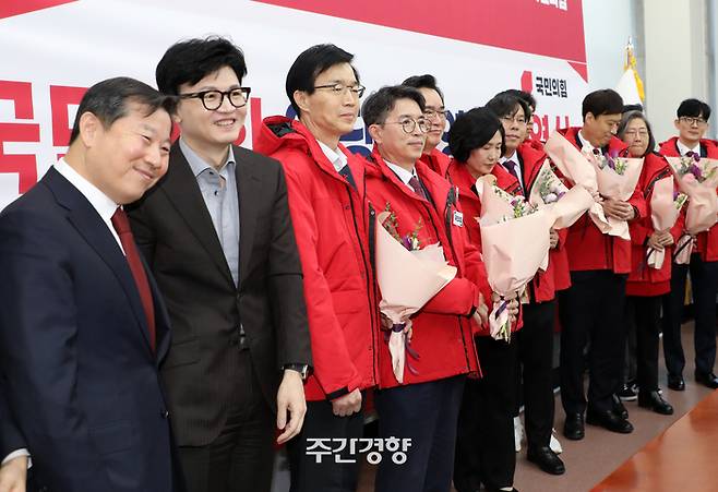 한동훈·이철규 국민의힘 공동 인재영입위원장이 지난 1월 8일 국회에서 열린 인재영입식에서 방문규 산자부 장관, 이수정 경기대 범죄심리학교수 등과 기념촬영을 하고 있다. /박민규 선임기자