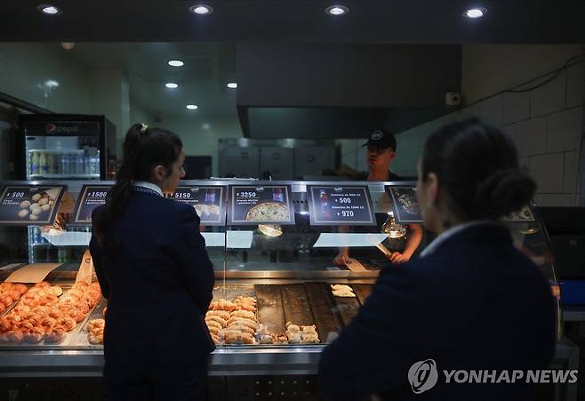 지난해 12월(현지시간) 피자 주문하는 부에노스아이레스 시민 [로이터 연합뉴스 자료사진. 재판매 및 DB 금지]