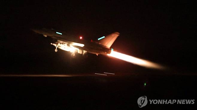 후티 공습 위해 이륙하는 영국 공군 전투기 (아크로티리[키프로스] 로이터=연합뉴스) 영국 공군(RAF) 타이푼 전투기가 12일(현지시간) 예멘 친이란 반군 후티의 근거지를 공격하기 위해 키프로스 아크로티리 공군기지에서 이륙하고 있다. 미국과 영국은 후티가 홍해에서 벌여온 상선 공격에 대한 직접 보복으로 이날 예멘 내 반군 거점에 폭격을 가했다. [영국 국방부 제공] 2024.01.12 besthope@yna.co.kr