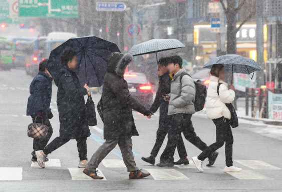 지난 9일 오전 서울 중구 을지로입구역 인근에서 시민들이 눈을 맞으며 출근하고 있다. (사진=연합뉴스)