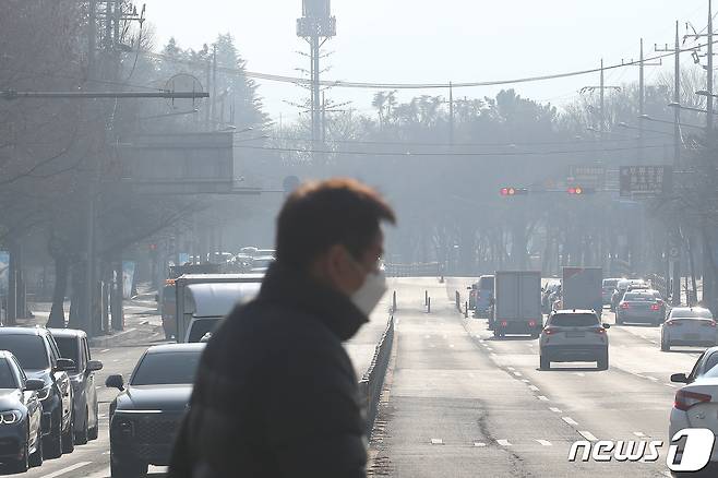 대구지역의 초미세먼지 농도가 '나쁨' 수준을 보인 12일 오전 달서구 두류공원 주변 도로가 뿌옇다. 2024.1.12/뉴스1 ⓒ News1 공정식 기자