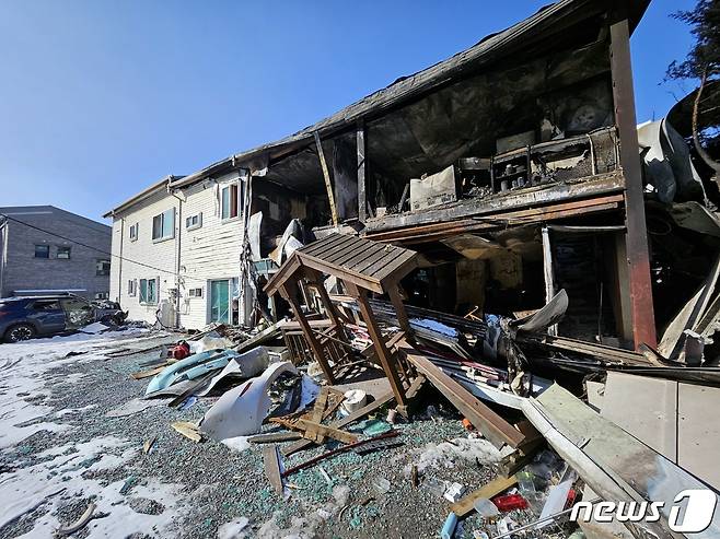 5명의 중경상과 16명의 이재민을 낸 강원 평창 가스충전소 폭발 사고가 발생한 지 열흘 넘게 지난 12일 일대 가스 폭발로 인해 파손된 건물이 형태를 알아보기 힘들 정도로 무너져있다.2024.1.12 한귀섭 기자