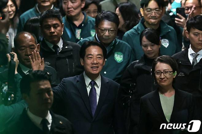 라이칭더 후보와 러닝메이트가 타이베이 당사에 도착하고 있다. 2024.1.13 ⓒ AFP=뉴스1 ⓒ News1 우동명 기자