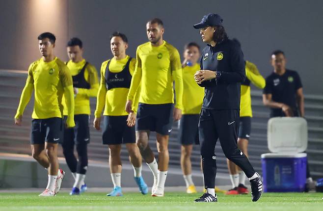 훈련 선수들 바라보는 김판곤 감독. 도하 | 연합뉴스