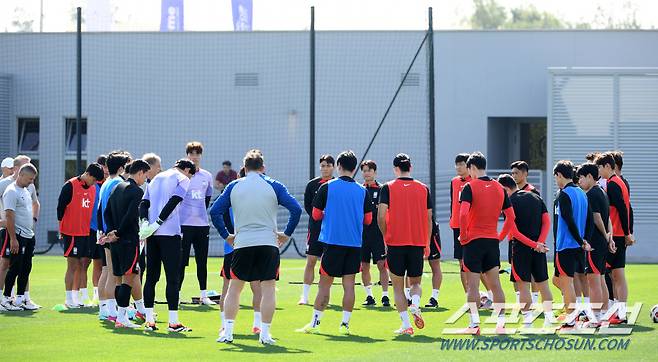 대한민국 축구대표팀이 12일(현지시간) 오전 카타르 도하 알 아글라  훈련장에서 훈련을 진행했다. 클린스만 감독이 훈련 전 미팅을 갖 있다. 도하(카타르)=박재만 기자 pjm@sportschosun.com/2023.01.12/