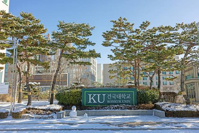 건국대학교 학생이 교내에서 의식을 잃고 쓰러진 남성을 심폐소생술로 구한 사연이 뒤늦게 알려져 화제가 되고 있다. /건국대 제공