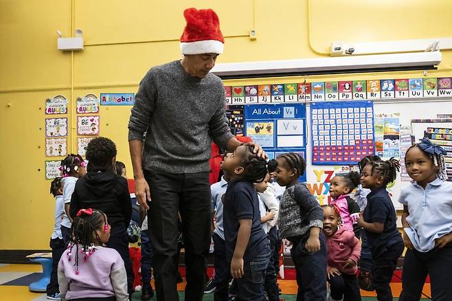 버락 오바마 전 미국 대통령이 크리스마스를 맞아 시카고 어린이집을 찾은 모습. 오바마 재단 홈페이지