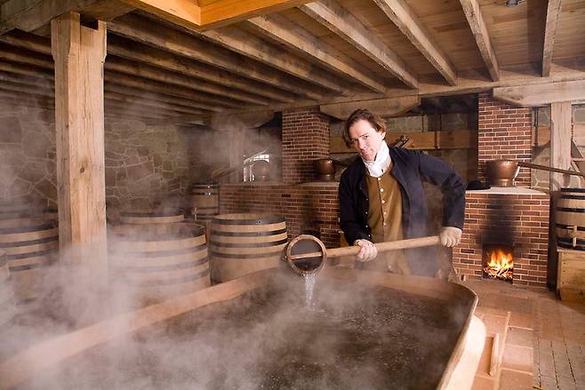 버지니아주 마운트버넌 농장에 보존된 조지 워싱턴 대통령의 위스키 양조장 시설. 마운트버넌 홈페이지