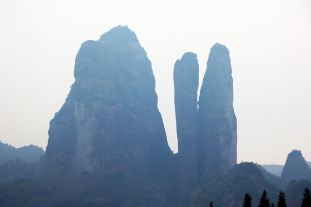 유네스코 세계유산에 등재된 강랑산 단하지형 봉우리. ⓒ최종명