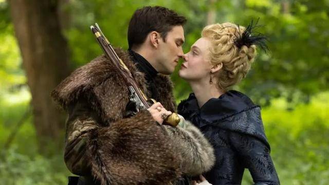 피터는 처음엔 캐서린에게 애정을 드러내지 않으나 조금씩 마음을 연다. 하지만 캐서린은 이미 피터 대신 권좌에 앉을 계획을 세워놓았다. 훌루 제공