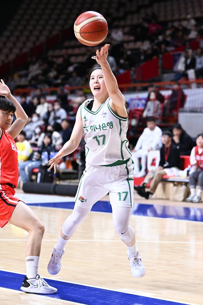 여자 프로농구 부천 하나원큐 김시온이 13일 부산 BNK전에서 슛을 시도하고 있다. 사진=WKBL