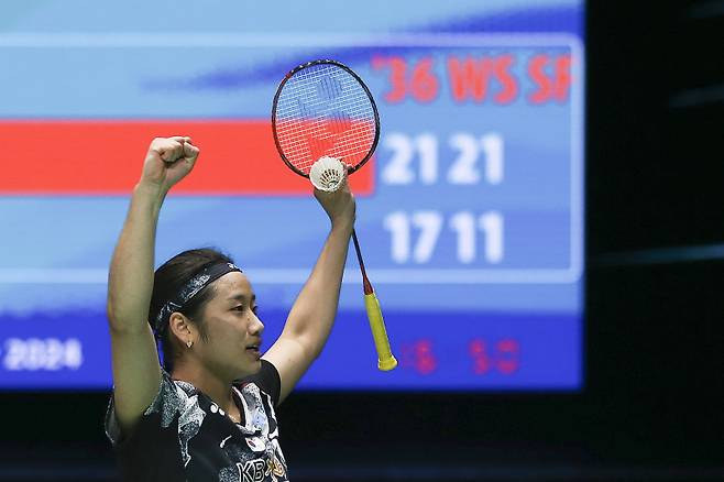 안세영이 13일 말레이시아 쿠알라룸푸르에서 열린 BWF 월드투어 슈퍼 1000 말레이시아 오픈 여자 단식 4강전에서 장이만을 꺾고 결승에 진출한 뒤 기뻐하고 있다. EPA=연합뉴스