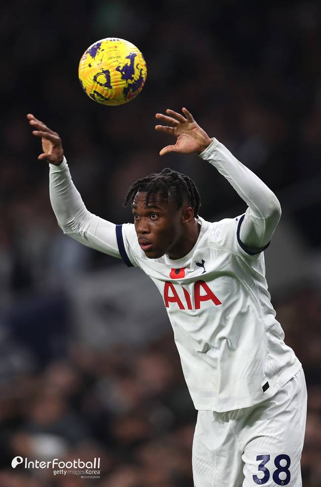 [사진= 게티 이미지]&nbsp;AC밀란에 입단한 필리포 테라치아노(20)가 토트넘 훗스퍼 소속의 데스티니 우도지(21)와 같은 등번호을 달았다.