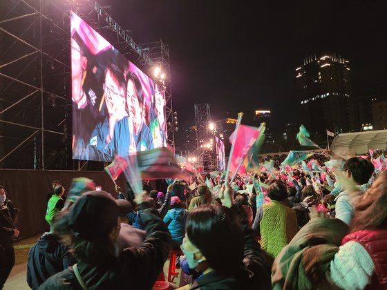 지난 12일 밤 대만 신베이시 반차오 운동장에서 열린 독립 성향 대만 집권 민주진보당(민진당) 라이칭더 총통 후보의 선거 전야 마지막 유세 현장. 연합뉴스