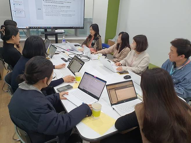 임상 시험 모니터링 담당 직원들이 운영 방안에 대해 논의하고 있다. 윤현주 기자