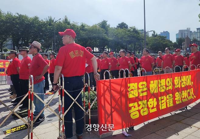 지난해 9월 23일 서울 용산 대통령실 앞에서 해병대 예비역들이 채 상병 순직 사건의 진상 규명을 요구하는 집회를 열었다. 이날 집회에는 해병대의 상징인 빨간 티셔츠를 입은 예비역 해병 400여명이 참석했다. 김세훈 기자
