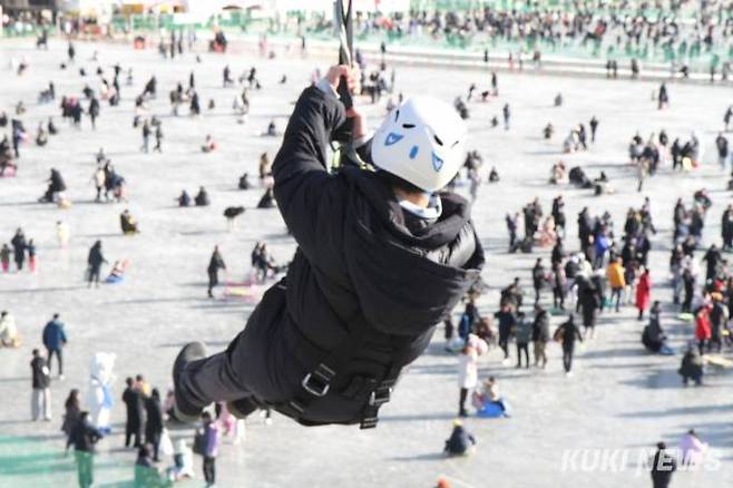 13일 화천산천어축제장 상공을 날으는 짚라인