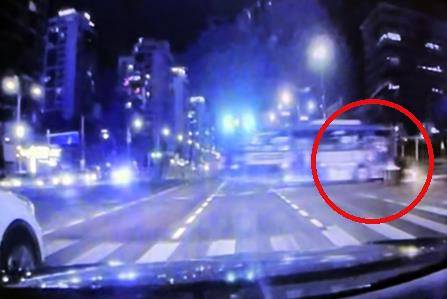 사고 당시 블랙박스에 찍힌 장면. 13일 인천 연수경찰서에 따르면 12일 오후 11시43분쯤 연수구 송도국제도시 사거리에서 시내버스와 오토바이가 충돌했다. 연합뉴스