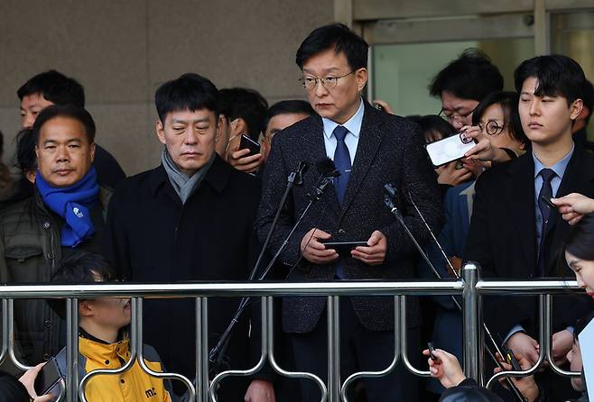 권칠승 더불어민주당 수석대변인이 지난 2일 오후 부산 서구 부산대병원 권역외상센터 앞에서 이재명 대표 피습관련 브리핑을 하고 있다. [자료=연합뉴스]