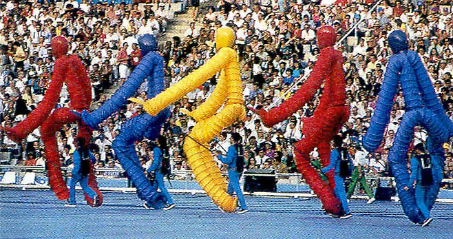 1992년 바르셀로나 올림픽 개막식에서 등장한 로스 기간테스 올림피코스(Los Gigantes Olimpicos). 피터 민샬이 디자인한 이 작품은 민샬 특유의 ‘댄싱 모빌’ 형태를 보여준다. 특히 그의 마스 작품인 ‘Tan Tan & Saga Boy(1990)’와는 판박이 수준. [사진 출처=피터 민샬]