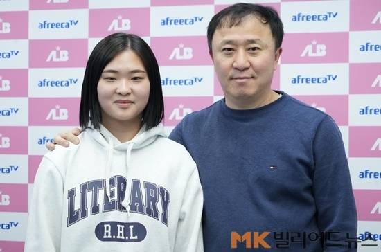 스승인 김동룡(오른쪽)과 함께 기념촬영하고 있는 김하은.  경북 구미 출신인 김하은은 과거엔 권영일에게 당구를 배우다 중3 때 서울로 올라온 이후로는 줄곧 김동룡을 스승으로 두고 있다.