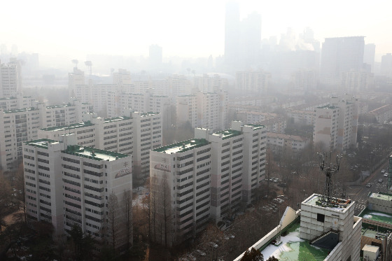 13일 부동산 정보제공 업체 ''부동산R114'에 따르면 1월 둘주(12일 기준) 수도권 아파트 매매가격은 0.01% 하락했고 전세가는 0.01% 상승했다. 매매가는 지난해 11월 둘째 주(11월10일 기준 0.00%)부터 숨고르기가 계속되며 보합과 -0.01% 사이를 오르내리고 있다./사진=뉴스1