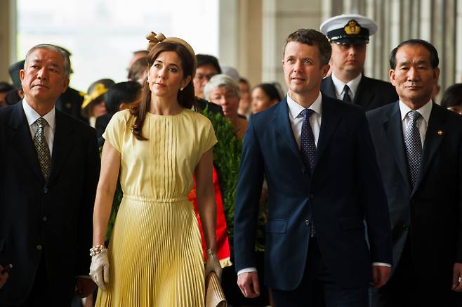 마크 최초의 여왕인 마르그레테 2세(83) 여왕이 즉위 52주년이 되는 오는 14일(현지시각) 왕위에서 물러나면서 장남인 프레데릭 왕세자가 국왕으로 즉위한다. 사진은 지난 2012년 서울 용산구 전쟁기념관에 참석한 덴마크 왕세자 프레데릭 크리스티안과 왕세자비 메리 도널드슨 부부. /사진=뉴스1