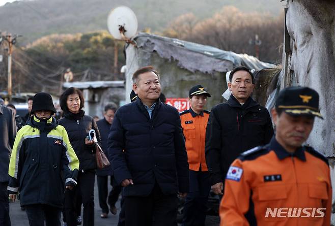 [서울=뉴시스] 김선웅 기자 = 이상민 행정안전부 장관과 조성명 강남구청장이 13일 서울 강남구 구룡마을에 겨울철 재난 취약 현장 안전 점검 차 방문해 소방 대응 현황 등을 점검하고 있다. 2024.01.13. mangusta@newsis.com