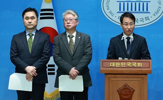 비명계 모임인 원칙과 상식 이원욱 의원이 지난 10일 오전 서울 여의도 국회 소통관에서 민주당 탈당 기자회견을 하고 있다. 윤영찬 의원은 민주당에 잔류하기로 했다. 왼쪽부터 김종민, 조응천, 이원욱 의원. 뉴시스