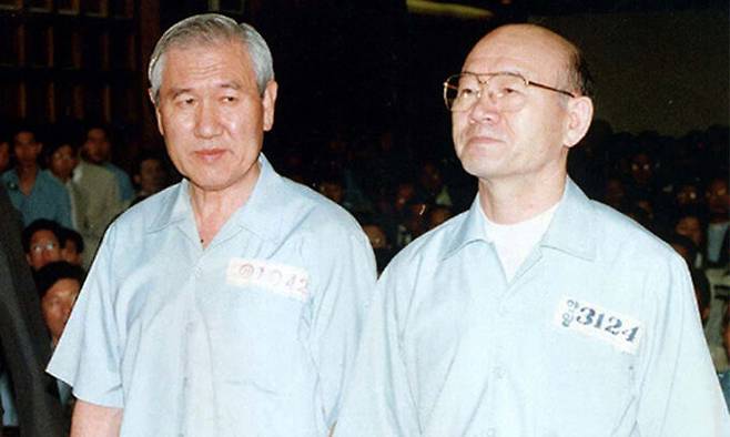 1996년 12·12 및 5·18사건 항소심 선고 공판에 출석한 전두환과 노태우. 세계일보 자료사진