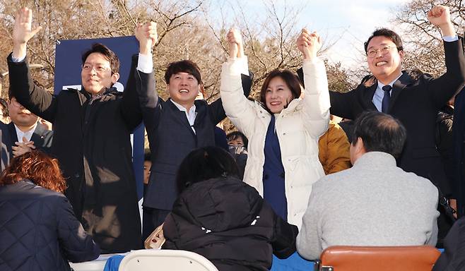 가칭 '개혁신당' 창당을 선언한 이준석 전 국민의힘 대표(왼쪽에서 두 번째)가 1월6일 대구 수성구 수성못에서 이기인, 허은아, 천하람(왼쪽부터) 공동 창당준비위원장과 함께 길거리 당원 모집에 나서고 있다. ⓒ연합뉴스