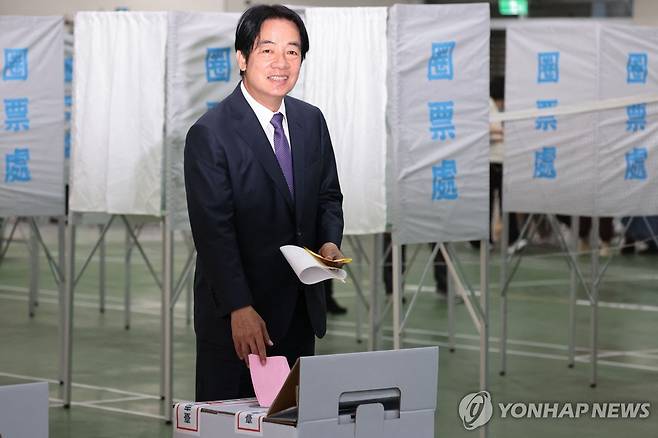 (AFP=연합뉴스) 13일 대만 타이난시에서 투표를 하는 대만 집권 민진당의 라이칭더 총통 후보. 2024.1.13.