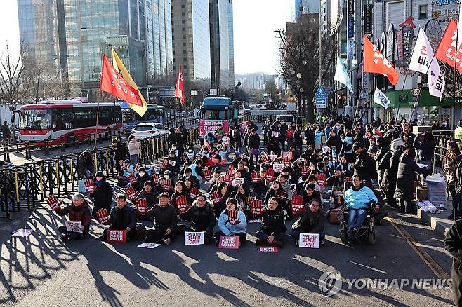 거부권 남발, 윤석열 정권 거부 심판대회 (서울=연합뉴스) 임화영 기자 = 거부권을거부하는전국비상행동 관계자들이 13일 오후 서울 종로구 광화문광장 인근에서 '거부권 남발, 윤석열 정권 거부한다! 심판대회'를 하고 있다. 2024.1.13 hwayoung7@yna.co.kr