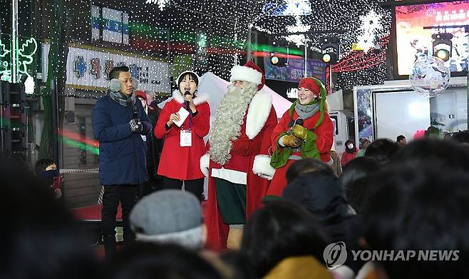 화천에 찾아온 '1월의 크리스마스' (화천=연합뉴스) 13일 2024 화천산천어축제 선등거리에서 열린 야간 페스티벌에서 핀란드 리얼산타와 엘프가 관광객들과 만나고 있다. 2024.1.3 [화천군 제공. 재판매 및 DB 금지] taetae@yna.co.kr