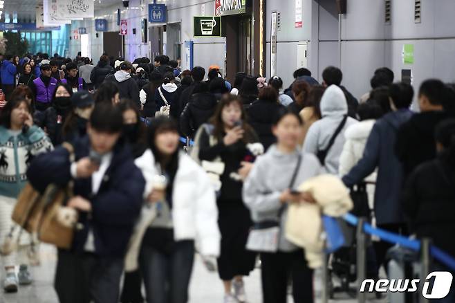 12일 경기 고양시 일산 킨텍스에서 열린 '함께하는 펫스티벌' 마이펫페어를 찾은 관람객들이 입장을 위해 길게 줄서 있다. 이번 행사는 반려동물 사료, 간식, 영양제, 의류, 악세서리, 외출용품, 매트, 목욕용품, 서비스 등을 한자리에 선보이며 오는 14일 까지이다.2024.1.12/뉴스1 ⓒ News1 이광호 기자