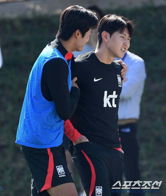 대한민국 축구대표팀이 12일(현지시간) 오전 카타르 도하 알 아글라  훈련장에서 훈련을 진행했다. 설영우가 이강인에게 장난을 치고 있다. 도하(카타르)=박재만 기자 pjm@sportschosun.com/2023.01.12/