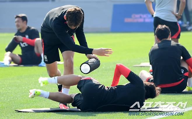 김지수 장난에 꽈당! 이강인을 넘어뜨린 동생의 짓궂은 장난!.