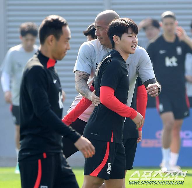 훈련 전 이강인을 따뜻하게 안아주는 차두리 코치.