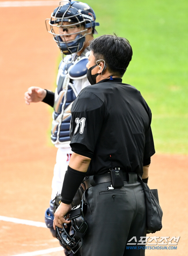 2021 KBO리그 퓨쳐스리그 SSG 랜더스와 두산 베어스의 경기가 3일 잠실구장에서 열렸다. 박종철 구심이 로봇심판 장비를 착용한 채 경기에 나서고 있다. 잠실=허상욱 기자 wook@sportschosun.com/2021.08.03/