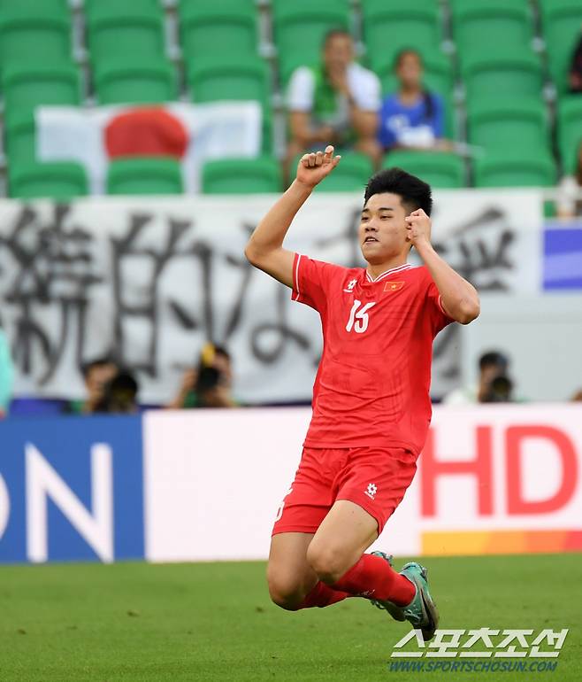 14일(현지시간) 카타르 도하 알투마마 스타디움 열린 2023 아시아축구연맹(AFC) 카타르 아시안컵 일본과 베트남의의 경기. 베트남 응우옌 딘박이 동점골을 넣은 뒤 환호하고 있다. 도하(카타르)=박재만 기자 pjm@sportschosun.com/2023.01.14/