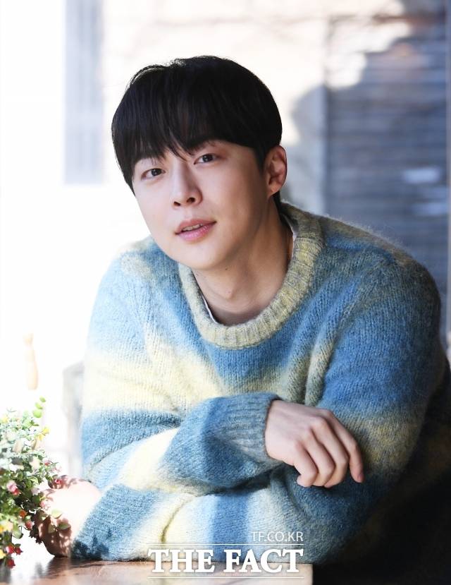 배우 배인혁이 최근 MBC 금토드라마 '열녀박씨 계약결혼뎐' 종영 인터뷰를 진행했다. 서울 종로구 삼청동의 한 카페에서 <더팩트>와 인터뷰에 앞서 포즈를 취하고 있다. /이새롬 기자