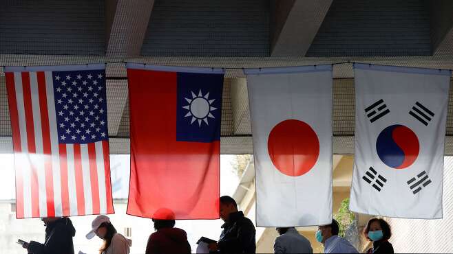 대만 총통및 국회의원 선거가 치러진 1월 13일 대만 타이베이의 한 투표소에 미국,대만,일본,한국 국기가 걸려 있다./로이터 연합뉴스