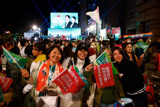 2024년 1월 13일 대만 타이베이에서 민진당 지지자들이 총통 선거에서 라이칭더 후보가 승리하자 환호하고 있다. /로이터 뉴스1
