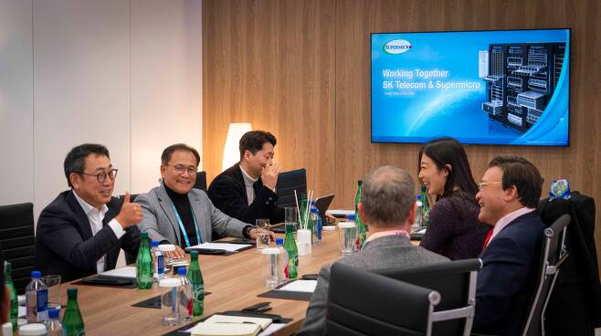 SKT 유영상 사장(왼쪽에서 첫번째)과 슈퍼마이크로 월리 리우 공동 창업자 겸 비즈니스 개발부문 부사장(오른쪽 가운데)을 비롯한 양사 임직원이 미국에서 비즈니스 협력 방안을 논의했다. /SK텔레콤