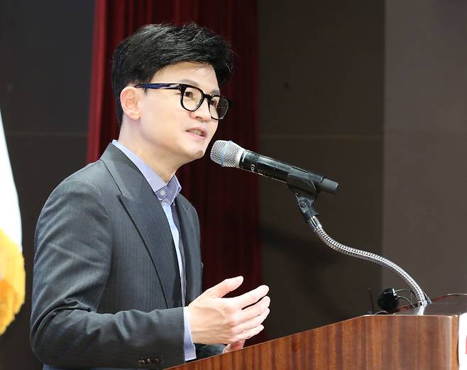 한동훈 국민의힘 비상대책위원장이 14일 충남 예산 덕산 스플라스리솜 그랜드홀에서 열린 충남도당 신년인사회에 참석해 인사말을 하고 있다. /뉴스1