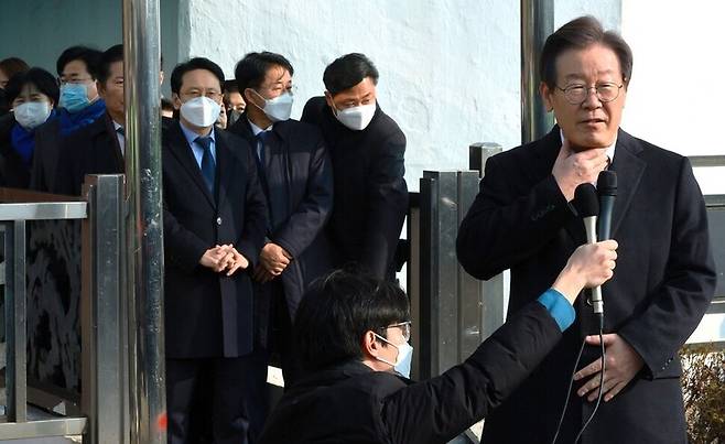 이재명 더불어민주당 대표가 지난 10일 서울 종로구 서울대학교 병원에서 퇴원하며 발언하고 있다. 연합뉴스