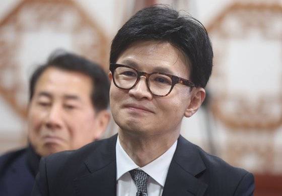 한동훈 국민의힘 비상대책위원장이 12일 경남 양산시 통도사를 찾아 조계종 종정예하 중봉 성파대종사를 예방하고 있다. 뉴스1