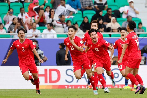 베트남의 동점골을 터뜨린 응우옌 딘 박(15번)이 동료 선수들과 함께 환호하고 있다. AFP=연합뉴스